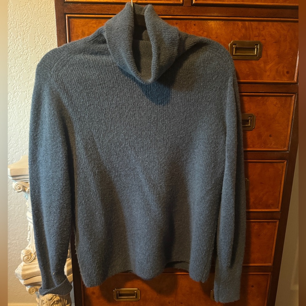 Banana Republic Cashmere Wool Blend Women’s Turtleneck Sweater - Small